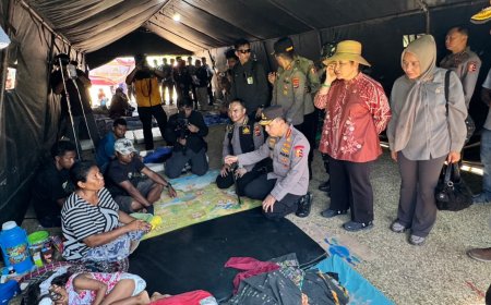 Polri Perkuat Penanganan Gempa NTT, Kapolri Tinjau Lokasi Terdampak dan Serahkan Bantuan