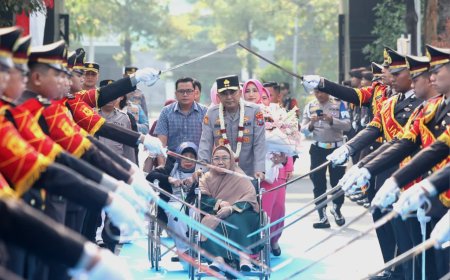 Disambut Pedang Pora dan Atraksi Budaya, Irjen Pol Dekananto Eko Purwono Resmi Pimpin Polda Jatim